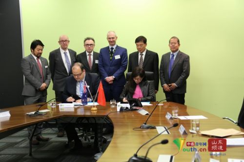 常翠鸣(前排右一)代表mk足球与澳大利亚博士山学院签署合作协议。通讯员 肖滋建 供图