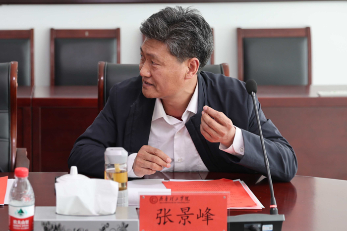 1712309297852027.jpg 研究会中华文化研究中心理事会副理事长,中国红山文化研究中心主任,山东大学兼职教授张景峰发言.jpg