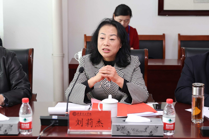 1712309389863378.jpg 研究会中华文化研究中心理事会副秘书长,山东省毛泽东思想研究中心秘书长,中国经济时报社原驻山东记者站主任记者李莉杰发言.jpg